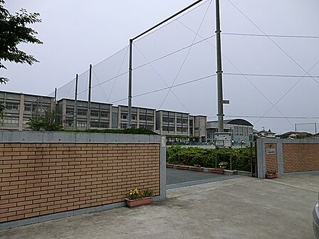 横浜市立片瀬中学校 2400m 徒歩30分。中学生の体力づくりにはぴったりの距離かもしれませんね。