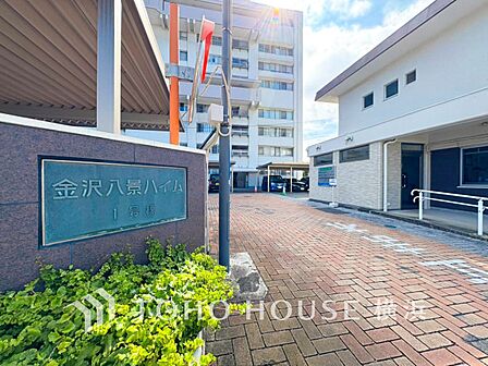 マンション名のエンブレムもこだわりのデザイン。