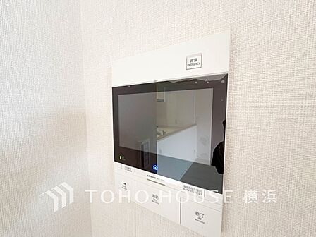 誰が来てもわかる様にモニター付きインターホンを設置。快適と安らぎを合わせた優しい設計。