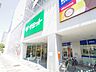 周辺：サミットストア 横浜曙町店　800m　食品から日用品、お惣菜や焼き立てパンまで幅広く取り扱っているので、日常的なお買い物に便利。 