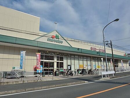マルエツ戸塚大坂下店 1500m 毎日の食卓を飾る食料品などが揃います。営業時間は朝9時から夜10時まで。駐車場42台完備。