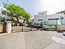 周辺：横浜市立永田小学校　450m　徒歩7分。小学校が近いのは子育てファミリーにもおすすめのポイント。 