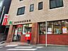 周辺：横浜杉田西郵便局　800m　郵便・荷物の発送はもちろんATMやゆうちょ銀行のサービスが利用でき、日々の暮らしに便利な郵便局。 