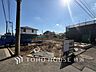 外観：四季折々の変化を楽しめる心地よい場所となりそうなロケーションです。（2026年10月撮影）