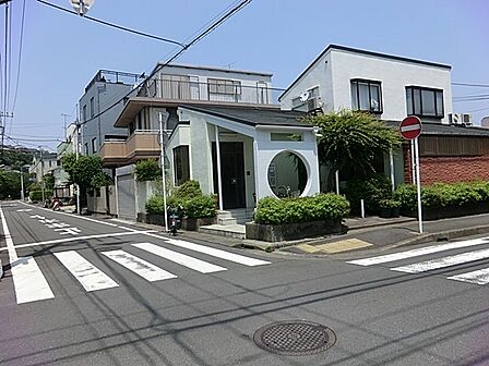 三沢内科クリニック 450m 身近にかかりつけ医がいると、ちょっとした困りごとも気軽に相談することができます。