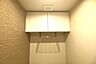 トイレ：トイレ上部に吊り戸棚を設置。トイレットペーパーや日用品のストックをすっきり収納でき、限られたスペースを無駄なく活用しています。
