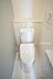 トイレ：2号棟：白を基調とした、清潔感のある水廻りです。(2026年07月撮影)