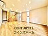 リビング/ダイニング：注文住宅仕様となっておりスケルトンの室内階段!非現実的な空間が広がり、ご家族皆様で快適に毎日をお過ごしいただけます！