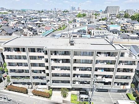 前面は開けており陽当り・通風良好。整った街並みに調和する落ち着いた外観が魅力です。バルコニー面も広く、開放的な住環境を実現。周辺は住宅街でありながら利便性も兼ね備えた立地です。