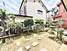 その他：窓の向こうには、趣ある和庭園の景色。季節の移ろいを感じる緑に包まれながら、自宅にいながら旅館のような安らぎを味わえる贅沢な空間です。