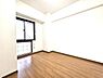 寝室：落ち着いた色合いとシンプルなデザインが魅力の主寝室は4.5帖。クローゼット付きで衣類や荷物の整理整頓がしやすく、使い勝手の良い快適空間です。