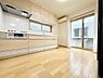 キッチン：窓があるので明るく、換気がしやすいです！調理に集中できるキッチン！収納たっぷり。