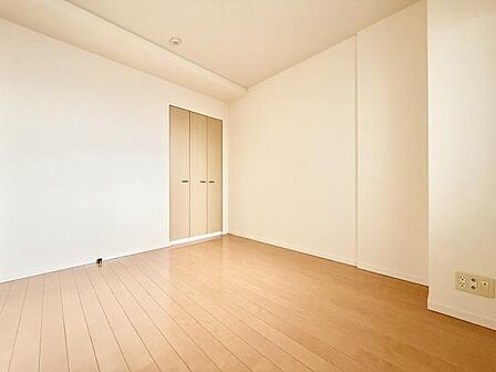 シンプルな洋室は約6帖。クローゼット完備でお部屋の整理整頓がしやすいです！