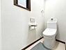 トイレ：2階のトイレは広さにゆとりがあり、窓があるので換気もとれます！※現地写真を基に作成したＡＩ画像です。