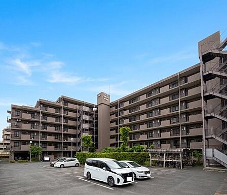 駐車場側からのマンション外観写真です!