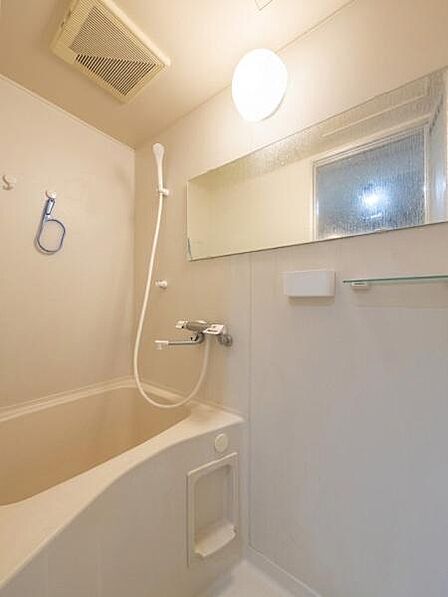 シンプルなバスルーム。※こちらの写真はイメージしやすいようにAIで家具家電を消しております。