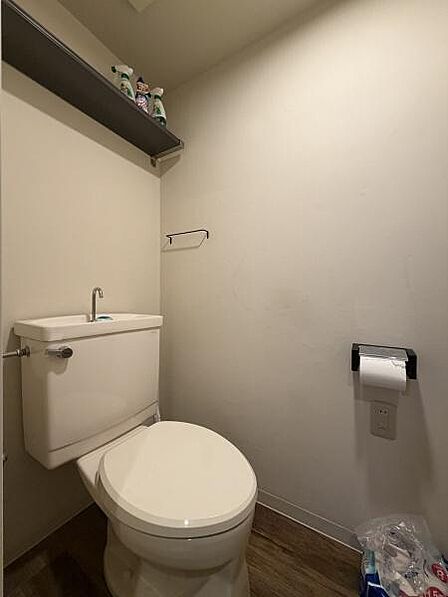 清潔感のある明るいトイレ空間。落ち着いた色合いとシンプルなデザインで、毎日気持ちよく使えます。