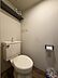 トイレ：清潔感のある明るいトイレ空間。落ち着いた色合いとシンプルなデザインで、毎日気持ちよく使えます。