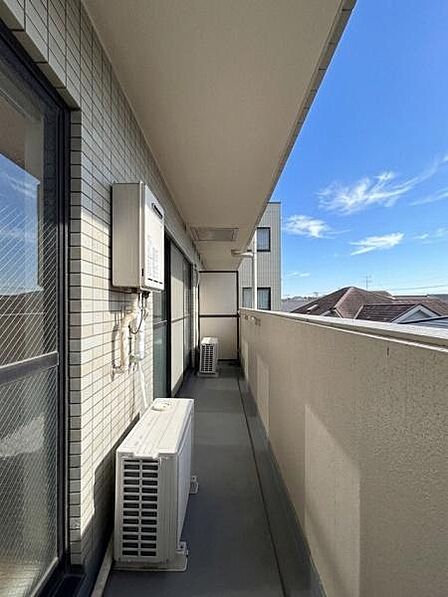 目の前は2階建ての戸建てで3階に位置しておりますので開放感がございます。