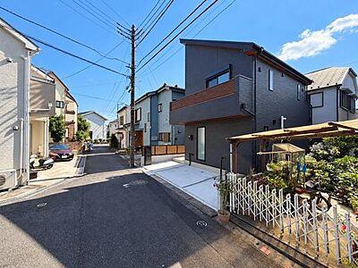 外観:落ち着いたダークカラーの外観が印象的な一邸です。シャープなフォルムと木調アクセントが美しく調和し、街並みに映える洗練された佇まいと上質感を演出します。住むほどに愛着が深まる、印象的な外観です。 外観:落ち着いたダークカラーの外観が印象的な一邸です。シャープなフォルムと木調アクセントが美しく調和し、街並みに映える洗練された佇まいと上質感を演出します。住むほどに愛着が深まる、印象的な外観です。
