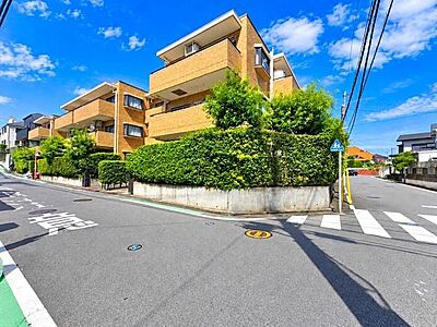 外観:落ち着いたレンガ調の外観が印象的なマンション。周囲には緑もあり、住宅街に馴染む穏やかな佇まいです。角地に位置し、建物まわりに開放感が感じられる点も魅力です。 外観:落ち着いたレンガ調の外観が印象的なマンション。周囲には緑もあり、住宅街に馴染む穏やかな佇まいです。角地に位置し、建物まわりに開放感が感じられる点も魅力です。