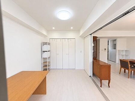 リビングと続き間で使える洋室。扉を開放すれば一体感のある広々空間として、閉めれば独立した居室としても活用できます。収納も備わっており、在宅ワークや趣味部屋としても使いやすい一室