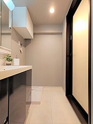 [洗面] ゆとりある洗面所。棚も設置されているので豊かな収納が脱衣所全体をスッキリさせます。