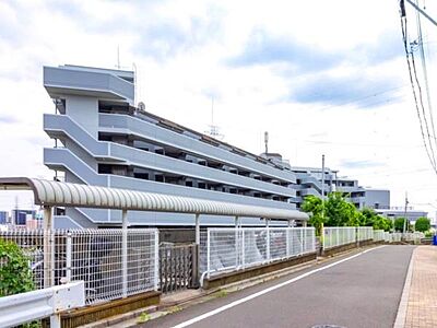 外観：埼玉高速鉄道「鳩ヶ谷」駅徒歩9分！高台に立地した災害にも強い10階建てマンションです！3階部分の南向き住戸につき陽当り＆眺望良好！大切なご家族であるペットとの暮らしも楽しめます(細則あり)