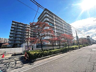 外観：埼玉高速鉄道「川口元郷」駅徒歩9分×JR京浜東北線「川口」駅徒歩20分の2駅2路線利用可能な好立地！オフホワイトを基調とした150戸の9階建てマンション。生活施設が徒歩圏内に揃う良好な住環境です！