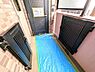 玄関：専用ポーチがあるのは角部屋ならではですね。玄関と共用廊下の間にスペースが設けられるので、プライバシーが守られやすくなります！
