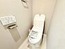 トイレ：トイレも新規交換済みなので気持ちよくお使いいただけます！温水洗浄機能搭載なのでボタン一つで心地良い温水での素早い洗浄が可能です！