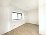 洋室：どんなお部屋にもコーディネートできる流行に左右されないシンプルな設計の洋室。フローリングやクロスの張替え、建具を交換しているのでキレイですね！
