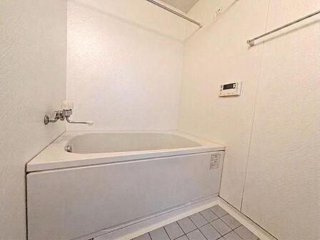 バスルームは身体を洗うためだけの場所ではなく一日の疲れを癒すくつろぎの場所です。追い焚き機能搭載のユニットバスで最後に入る方にも快適なバスタイムをご提供します!※CGで洗面用具を消しています