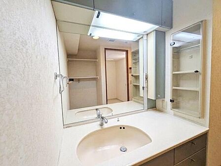 使い勝手のよいワイドミラーの洗面化粧台。豊富なキャビネットですっきりとした洗面回りを実現します!洗面ボウルのサイドには広めのドライエリアがあり石鹸などを置いておけますよ!※CGで洗面用具を消しています