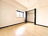 洋室：全居室6帖以上のゆとりある間取り仕様です！洋室は2面採光なので明るい陽光が差し込み心地よい風が通り抜けます。