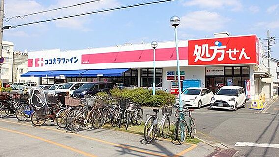 ココカラファイ...