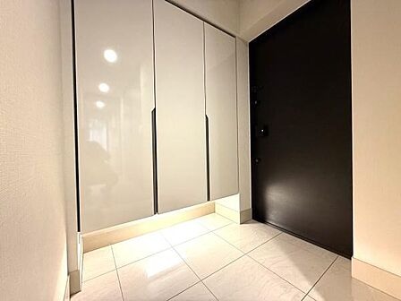 白を基調とした清潔感ある玄関