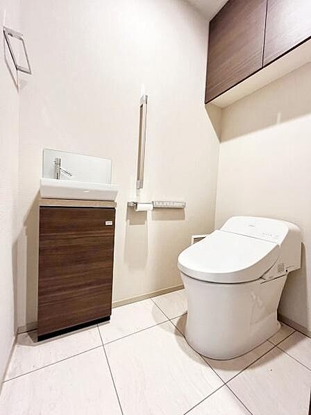 ウォシュレットトイレ。上部は吊戸棚がありますので、トイレ用品の収納にも困りません。
