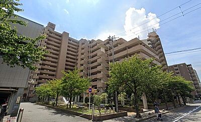 外観：広々した敷地に立地する重厚なマンションです