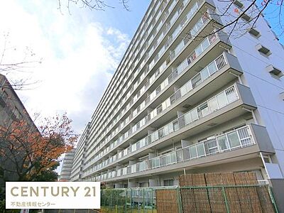 外観：全邸南東向きの230戸大型マンション！周辺は住宅も多数あり、駅も徒歩5分の好立地！