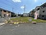 外観：【現地】2方向が道路に面した角地。視界が開けやすく、明るく開放的な住まいを計画できます。