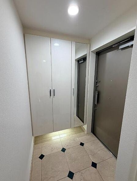 【玄関】シューズボックス付きで靴が収納でき、玄関回りをすっきりと見せることができます。
