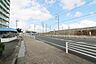 その他：南東側から前面道路の様子。間口が広く出入りがしやすい前面道路！