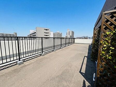 広々としたバルコニーです!※生成AIにより小物等撤去しております。