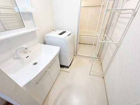 独立洗面台、室内洗濯パンもございます！※生成AIにより家具・小物等撤去しております。