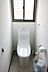 トイレ：便利な温水洗浄機能付きトイレの様子