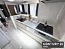 キッチン：【　キッチン　/　Kitchen　】収納と作業スペースを確保したシステムキッチン窓があり熱やにおいがこもりにくい設計
