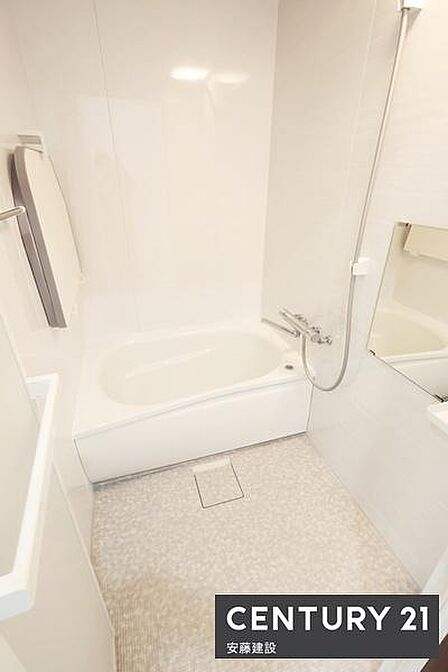 【 浴室 / Bathroom 】ゆったりと至福のバスタイムを過ごせそうな清潔感ある浴室