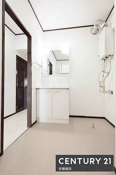 【 洗面所 / Washroom 】清潔感溢れる洗面所は、家族みんなが快適に使えるよう配慮された空間バタバタしがちな朝の時間も、ゆとりをもって過ごせます!