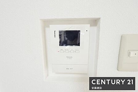 【 TVモニター付きインターホン 】来訪者の顔を確認してから応対できるため、お子様だけのお留守番時も安心。録画機能搭載で、日々のセキュリティ対策として頼りになる設備です!